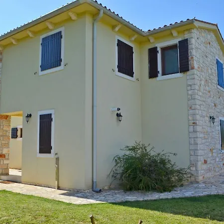 House Mary Nyaraló *